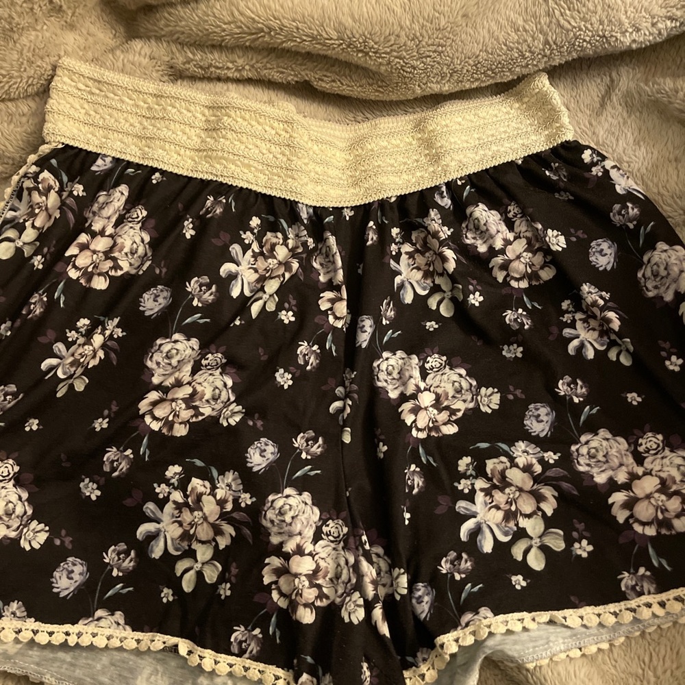 Stretchy shorts,basically new. Elastic waist band. Size 3xl